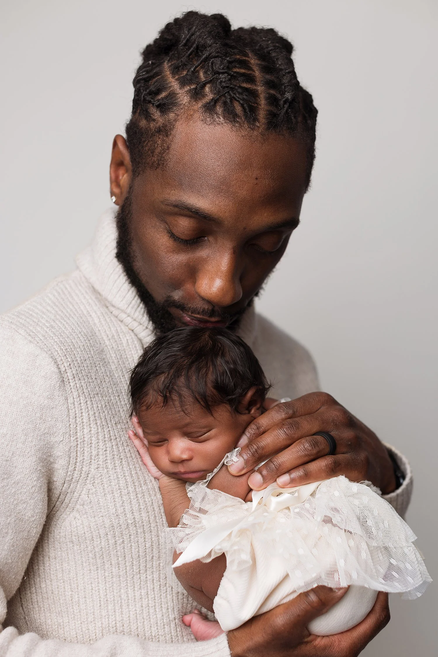 dad-newborn-photo-dark-skin-columbus-ohio.jpg