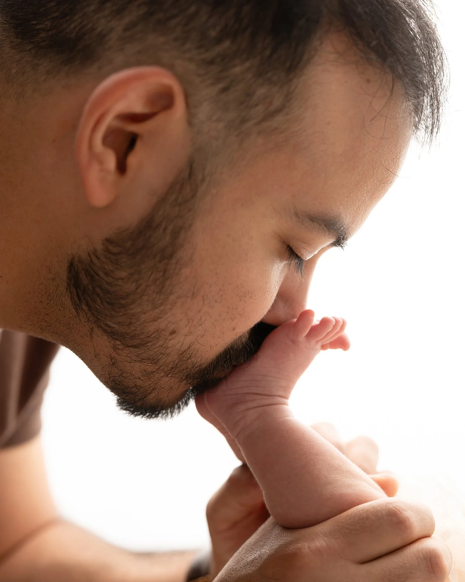 dad-kissing-newborn-feet-newborn-photography.jpg