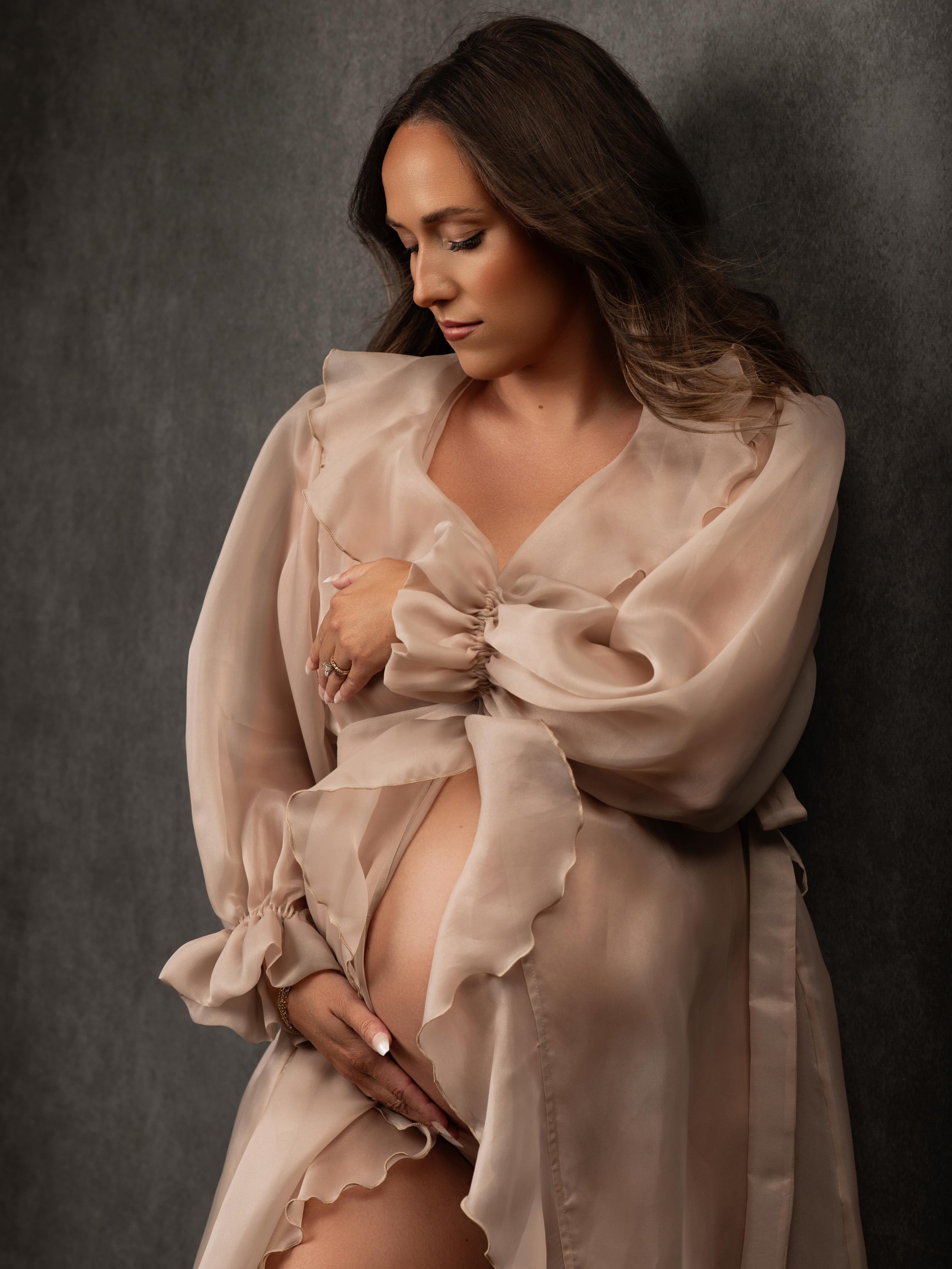 There&rsquo;s something about a glowing mama in a flowing gown, backlit to perfection, against a clean white backdrop that never gets old. It&rsquo;s not simple. It&rsquo;s editorial. And it photographs like a magazine cover. 🤍

I&rsquo;ve built my 