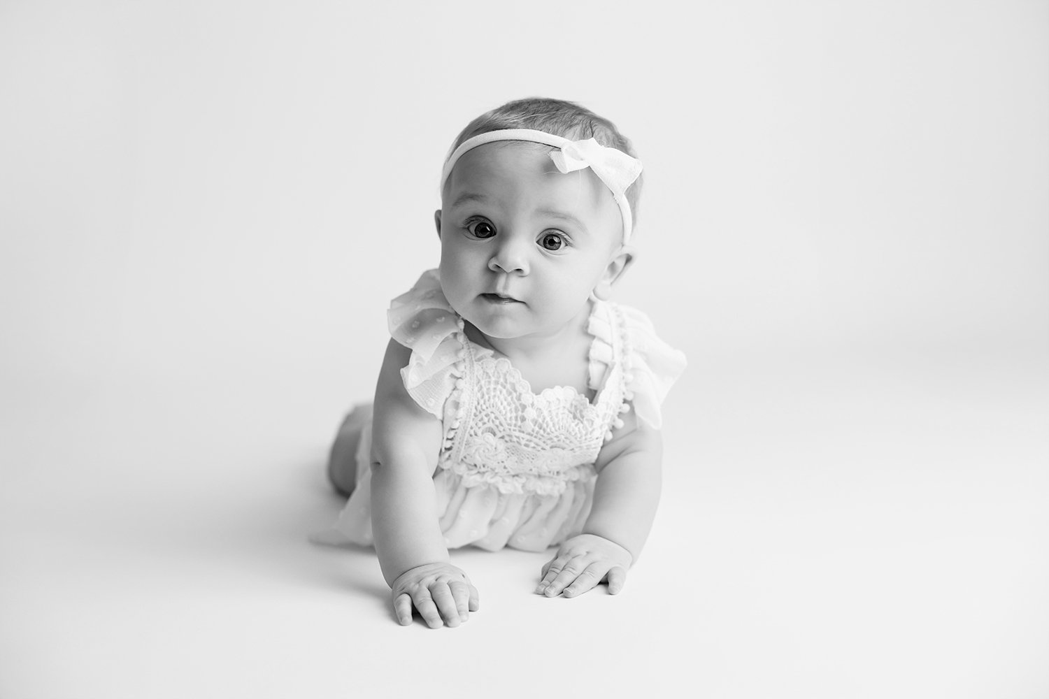 baby-photographer-columbus-ohio-crawling-blackandwhite.jpg