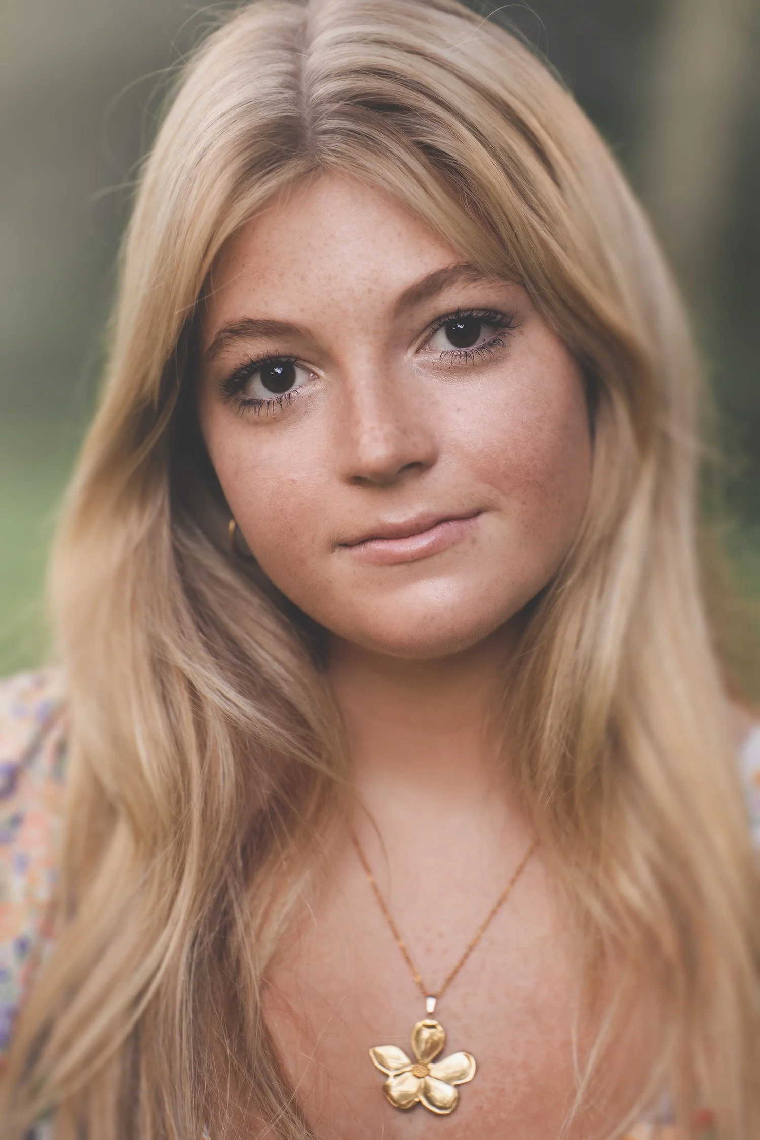 Blonde-Senior-Girl-Outdoor-Photo-Ideas-Columbus-Ohio.jpg