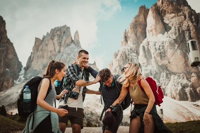 https://unsplash.com/photos/low-angle-photography-of-two-men-playing-beside-two-women-UmV2wr-Vbq8