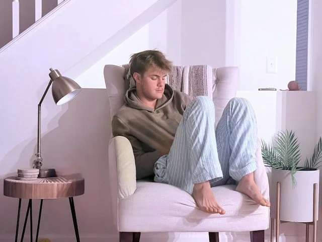 https://unsplash.com/photos/young-man-in-armchair-at-home-FYeKV_YpImo