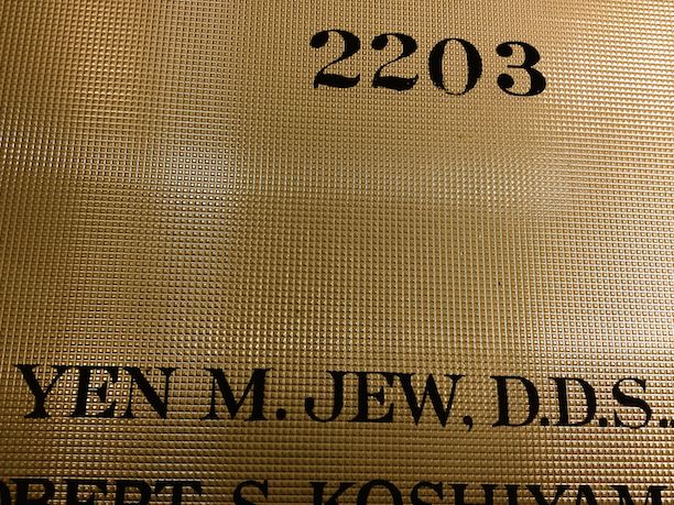 Look, a Jew dentist who can’t make Jewish jokes.