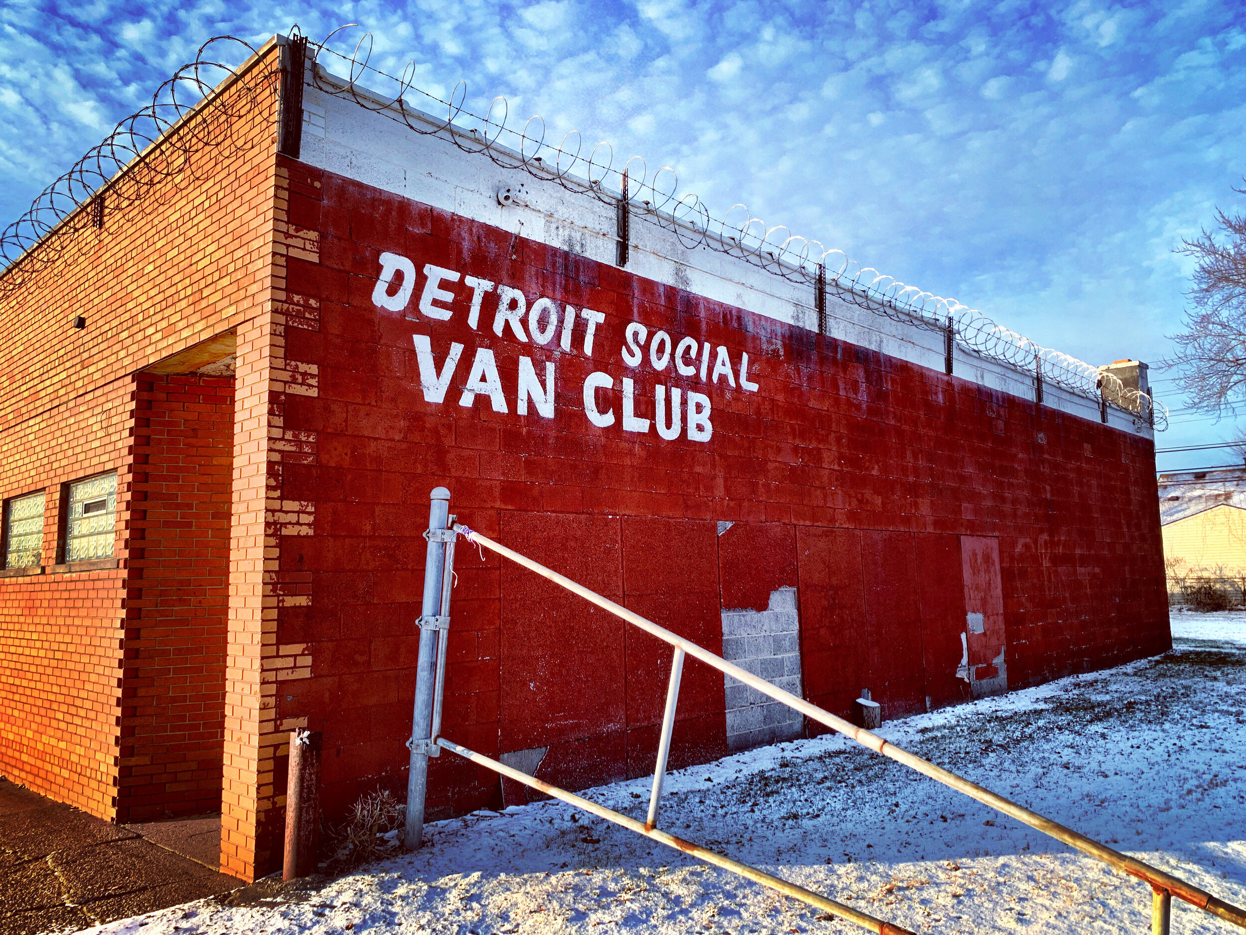  The name says, “This place is rockin’...” The razor wire says, “...but don’t come a-knockin’.” 