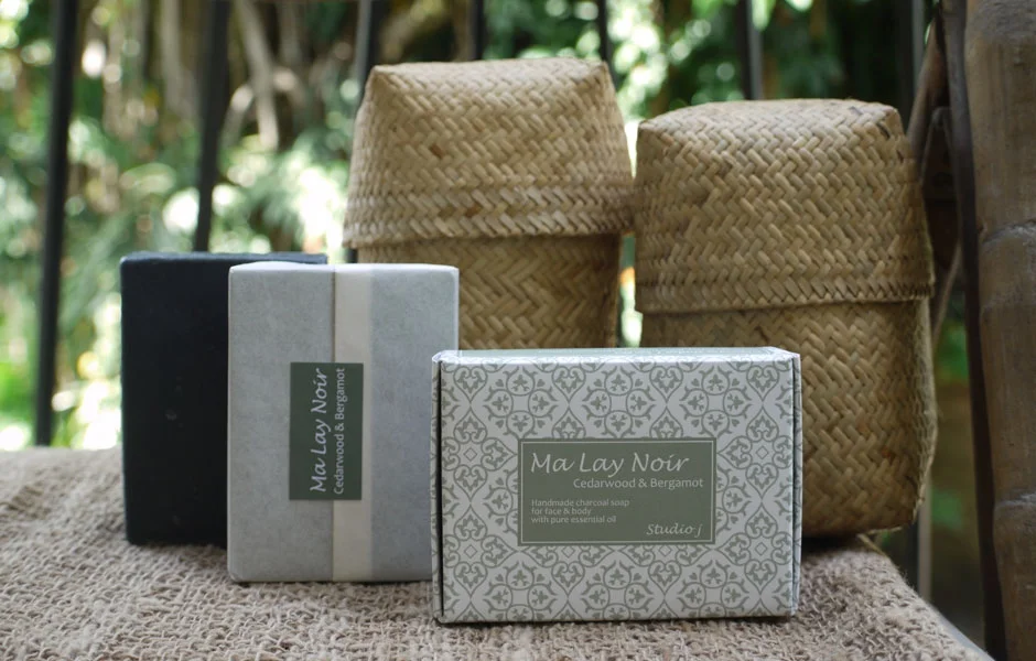 NOK 135 Protects skin from toxins and bacteria. The Cedar wood essential oil has a warm, balsamic, woody scent brings you a fresh experience of deep forest. The astringent quality of Cedar wood is useful for protecting the skin from toxins and bacteria. The Bergamot essential oil has a fresh, sweet, citrus scent, easing stress from mind and body. Ingredients: Palm oil, Coconut oil, water, Cedar wood essential oil, Bergamot essential oil, activated Carbon. Net Weight: 130g.
