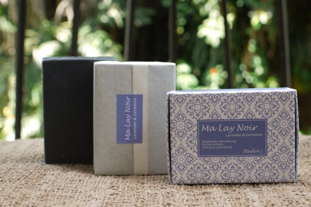 NOK 155 Improves complexion and clears normal/ oily skin. The Lavender essential oil has a fresh, sweet, floral, herbaceous scent with antiseptic and anti-inflammatory properties. The Rose geranium essential oil has an uplifting, calming, and gorgeous flowery scent. It supports the circulatory and nervous systems, and revitalizes body tissues. Ingredients: Palm oil, Coconut oil, water, Lavender essential oil, Rose geranium essential oil, activated Carbon. Net Weight: 130g.