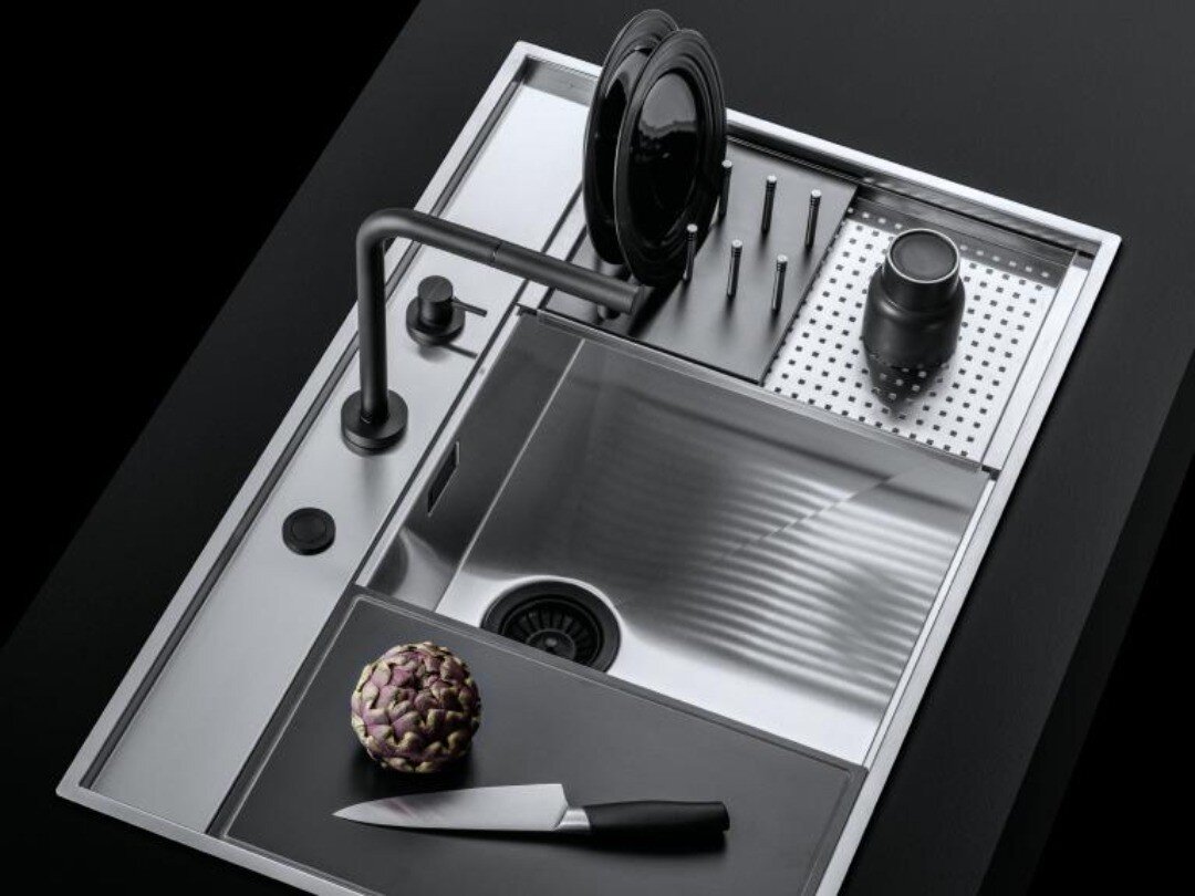 Flexi sinks are functional and ergonomic. Accessories such as chopping boards and drying racks can help increase valuable work space in the kitchen. Want to know how it can be customized? DM us for more information.

#barazza #barazzasrl #madeinitaly