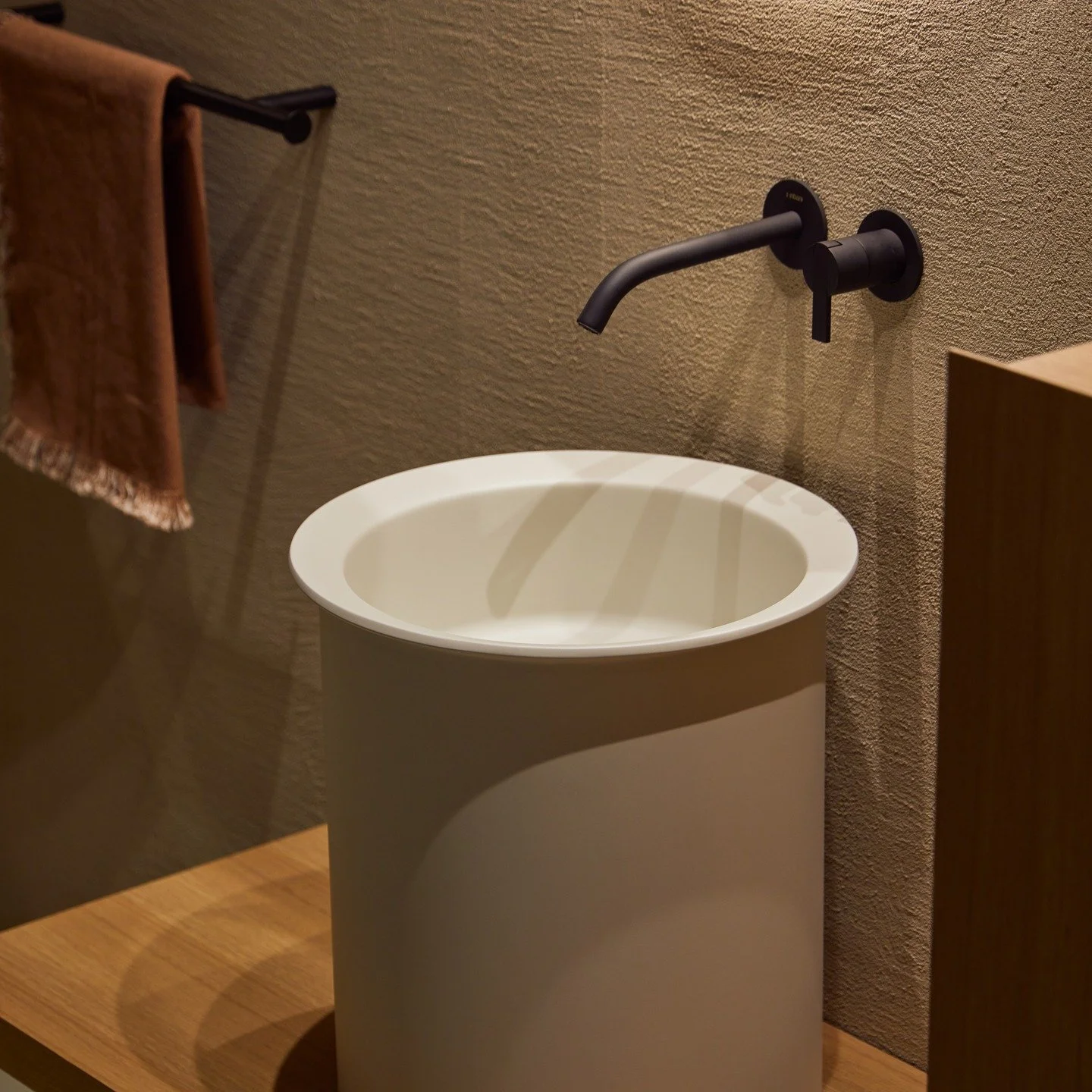 #inbani #bathroomdesıgn #modernbath #yvrdesign #yvrdesigner #corian #highendbathrooms