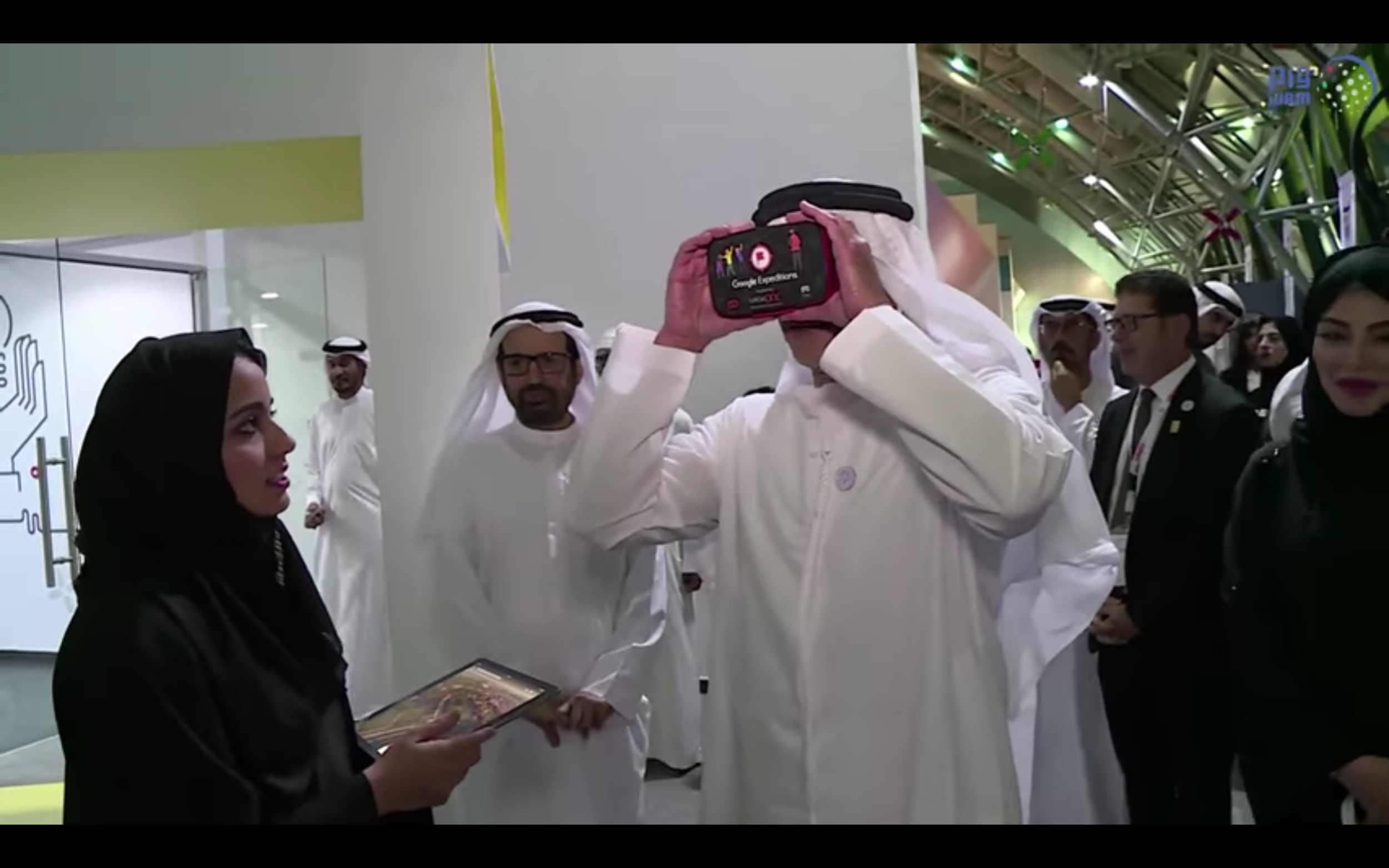 Sheikh Saif bin Zayed, Deputy Prime Minister and Minister of Interior, experiencing Google Expeditions at Google Innovation Hub Inauguration at UAE University (photo courtesy: WAM - Emirates News Agency)