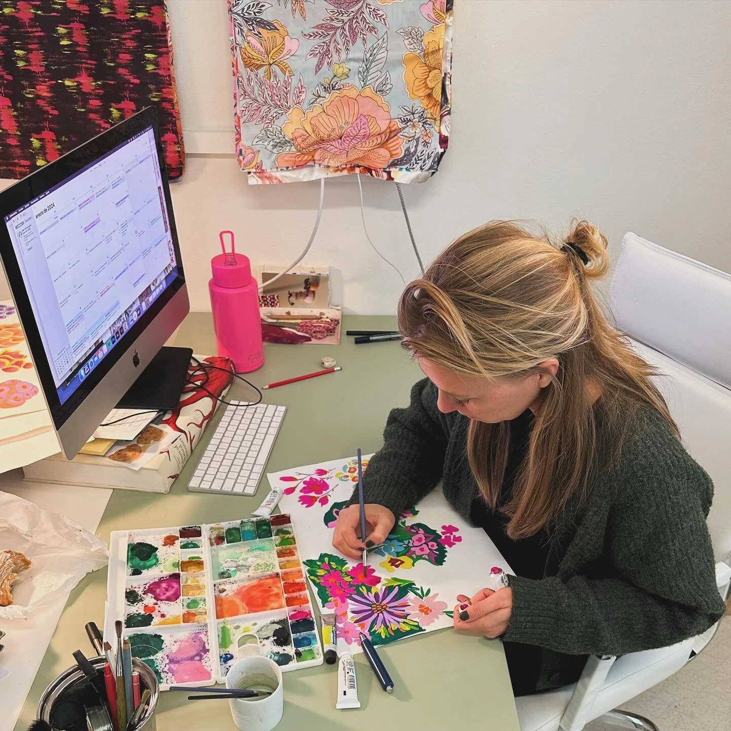 Working on some colorful florals for the show next week!! π¨πΊπ·πΌ #textileshow #florals #painting #handdrawn #printsforsale #printedtextiles  #textiledesign #textiledesigner @parisprints_textileshow