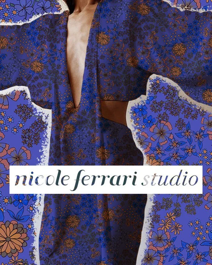 Blue ditsy florals look so chic on this kimono dress — available in “shop collection” on our website! π