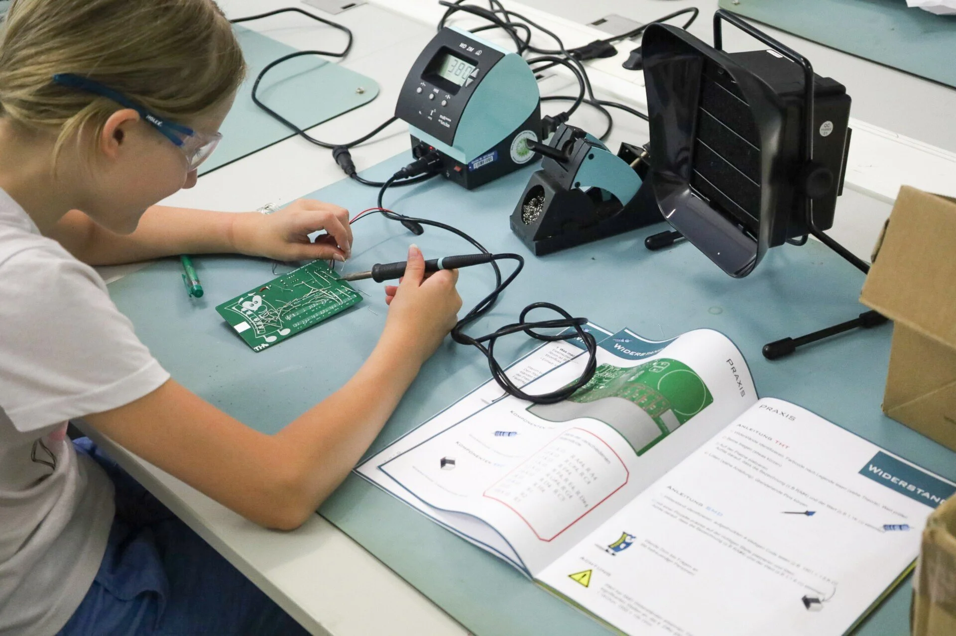 WORKSHOP: Löten, Strom und Sound – Elektronik zum Anfassen