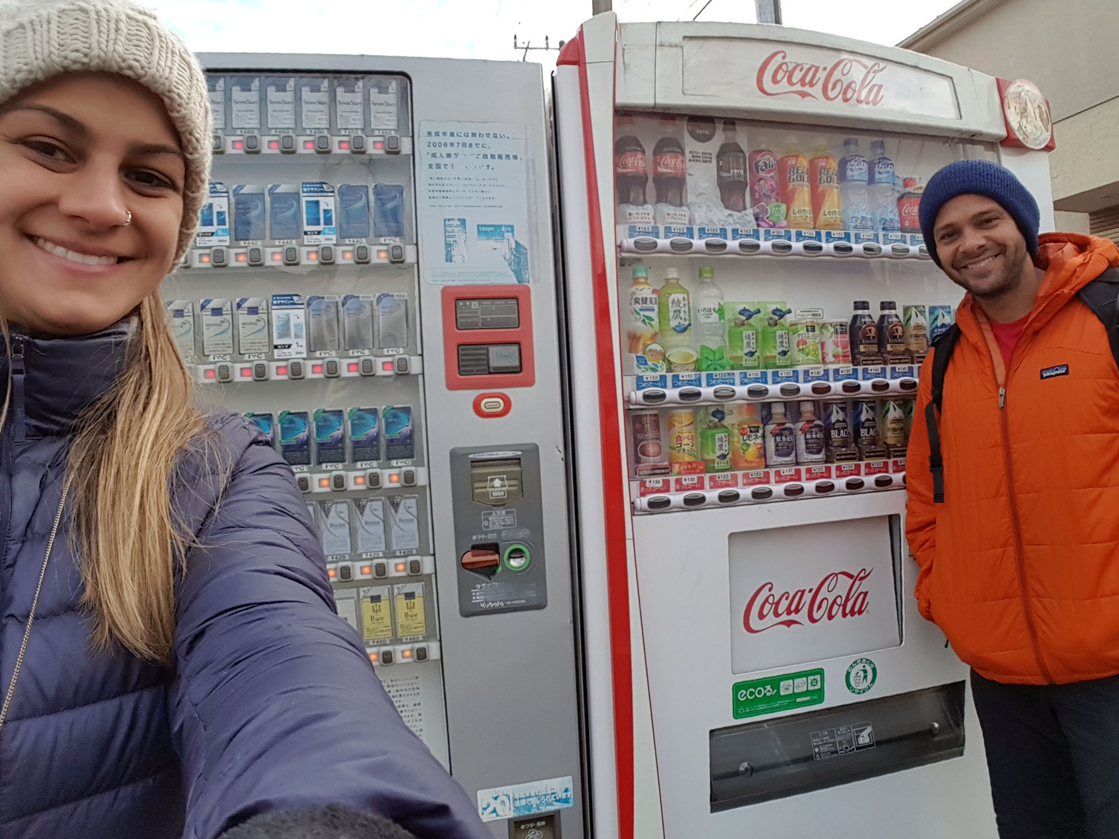 No Japão existem tantas vending machines (máquina de coca-cola) por metro quadrado quanto existem pubs em Londres. Algumas são em frente a mercearias locais (off-licenses), mas a vantagem delas é que você pode comprar a hora que for que ela estará lá. Algumas vending machines aqui em Tóquio servem até sopas e cafezinhos quentinhos. Kampai (saúde)!!! 😊