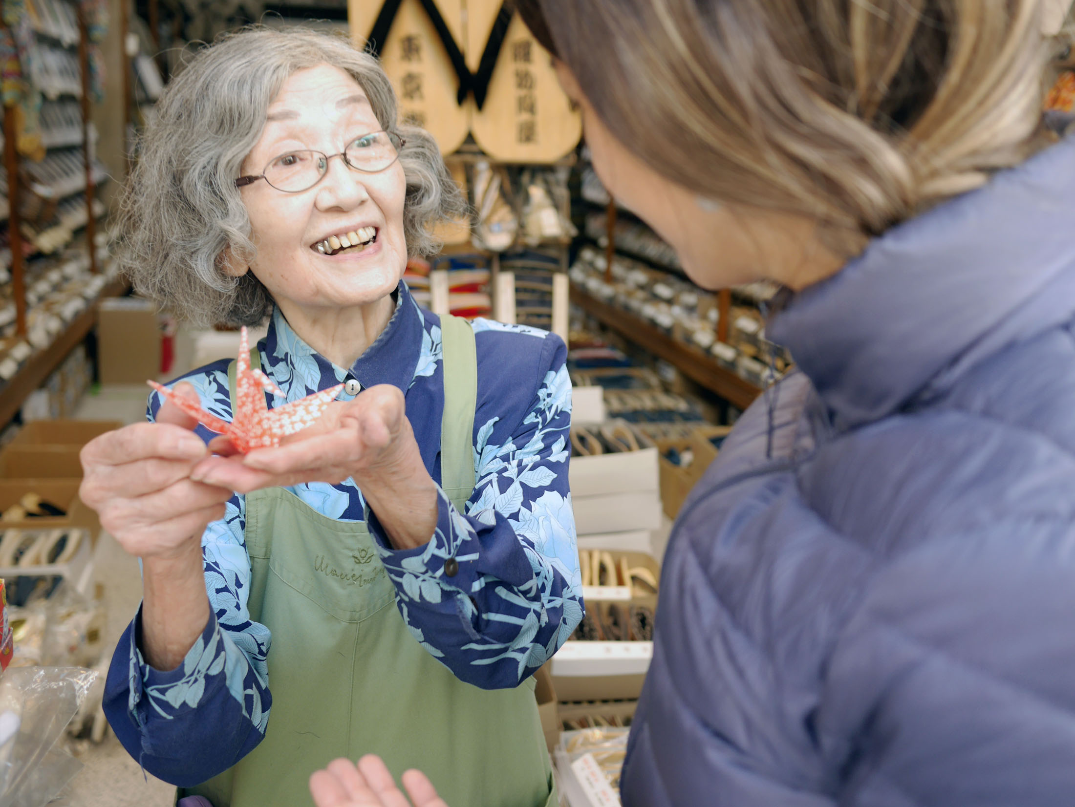  Em Asakusa, fascinada para ver os chinelinhos de madeira , entrei numa loja de venda de atacado lotada de chinelos de madeira. Eu não ia comprar nada mesmo, mas imaginei que pudesse ver de mais perto... a senhorinha então se aproximou e falou umas 2