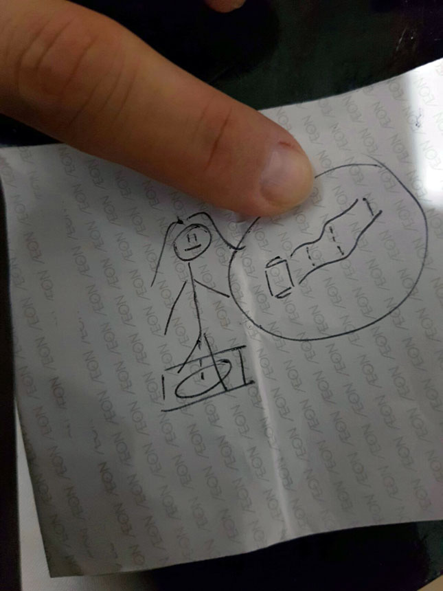 "Pedindo" papel higiênico da recepção de um hotel no centro de Beijing