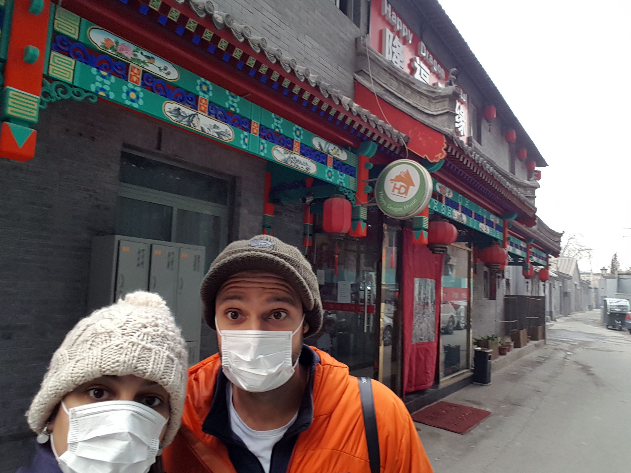 Primeiro dia em Beijing, na frente do hostel. Logo de cara deu pra perceber que nossas máscaras não seriam suficientes pra resolver o "problema" e tivemos que ir direto ao supermercado comprar uma mais "potente".