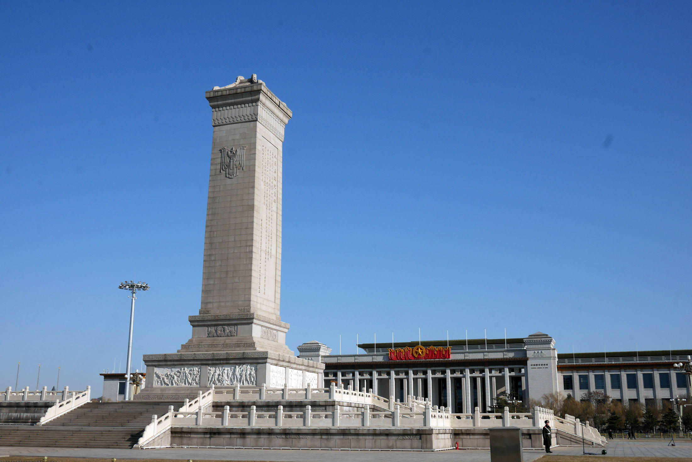 Monumento aos Heróis do Povo, ao fundo, o Museu Nacional da China