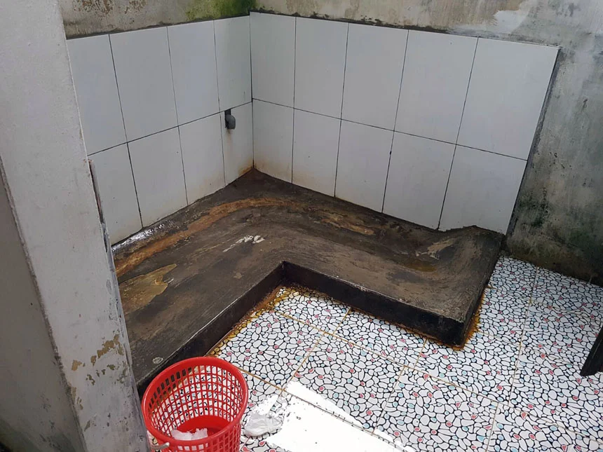 O banheiro das mulheres numa parada entre Hanoi e Ha Giang. Confesso que foi difícil me concentrar de cócoras, com o bundão pra geral...