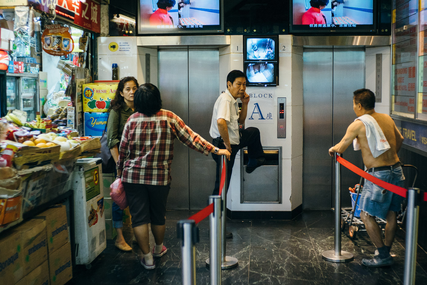 Isso sequer pode ser chamado de fila de elevador para o bloco A. Muito pouco trânsito. Crédito: http://www.theculturemap.com/