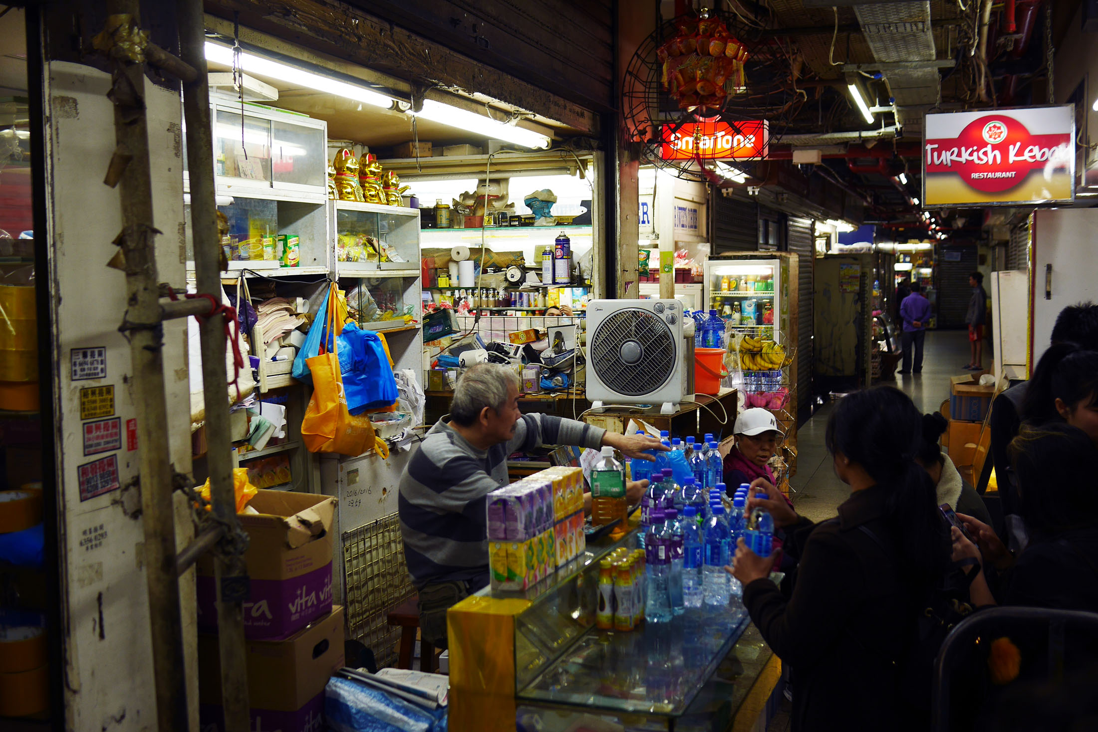 O tiozinho de uma das muitas vendinha do Chungking Mansion