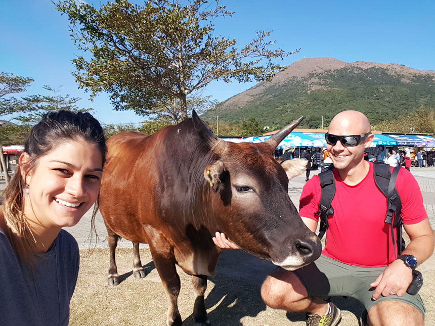 Fazendo novos amigos na Praça Ngong Ping
