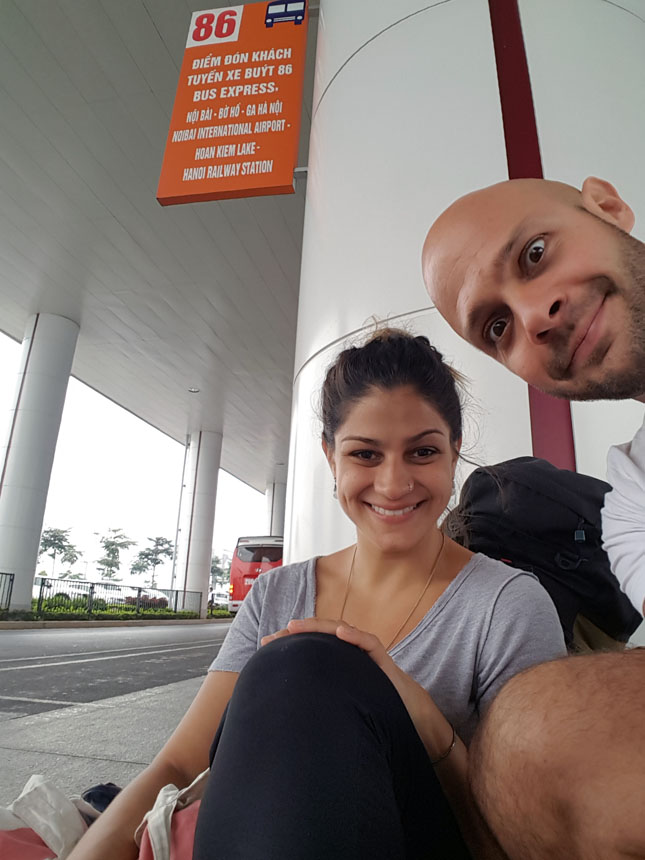 Felizes depois de passar a "terceira barricada" de truques e caôs, já no ponto de ônibus local!
