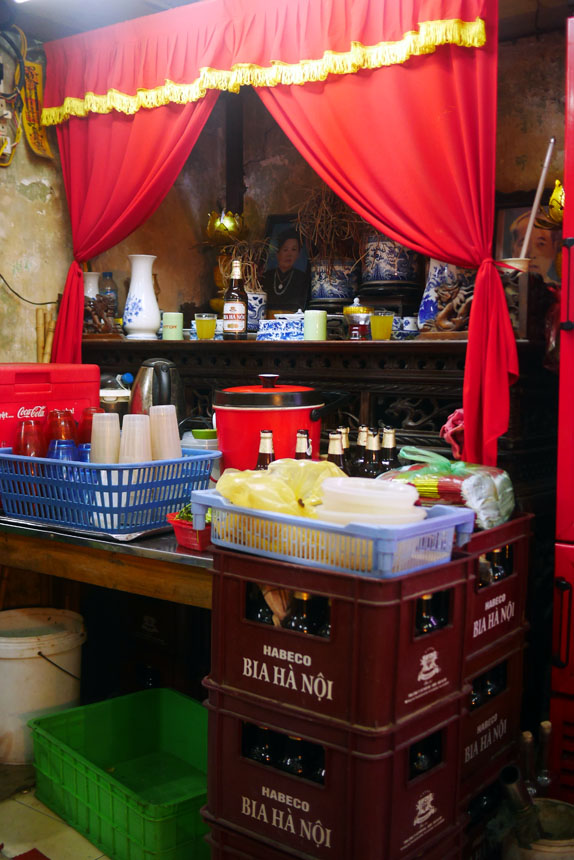 Típico altar em homenagem aos antepassados no cantinho do restaurante familiar