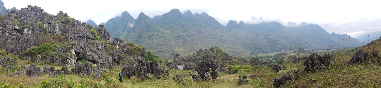 O perdido vale dos dinossauros... Em algum lugar aqui tem uma caverna...