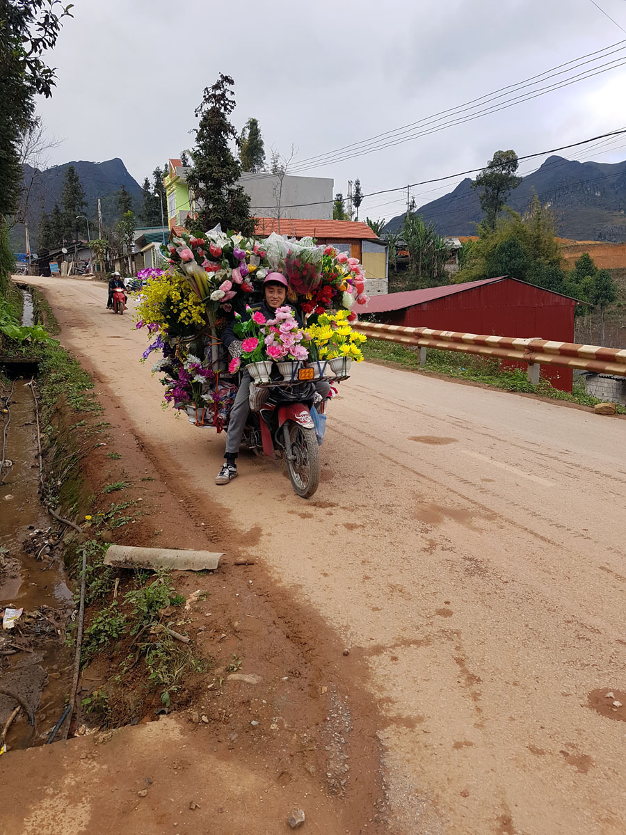 As motos são peça fundamental no transporte de todo tipo de carga no interior do Vietnam