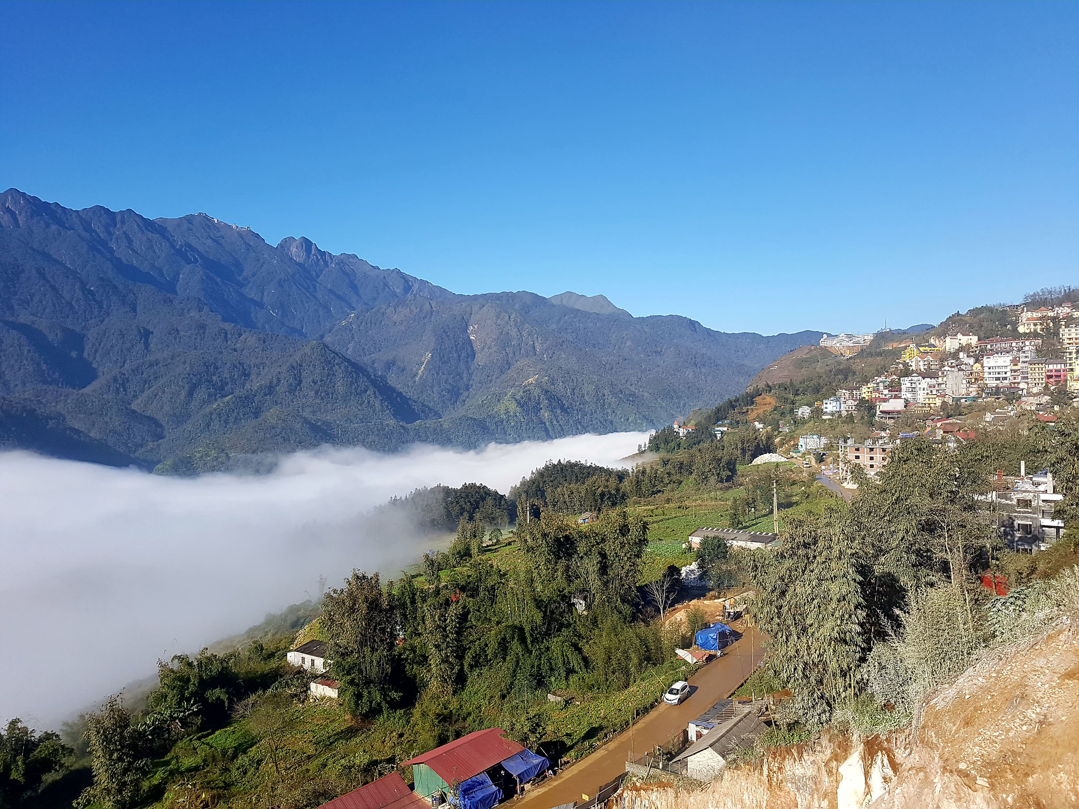 A localização de Sa Pa favorece a presença de persistentes fogs que tendem a encobrir a cidade ou curiosamente partes dela por dias à fio