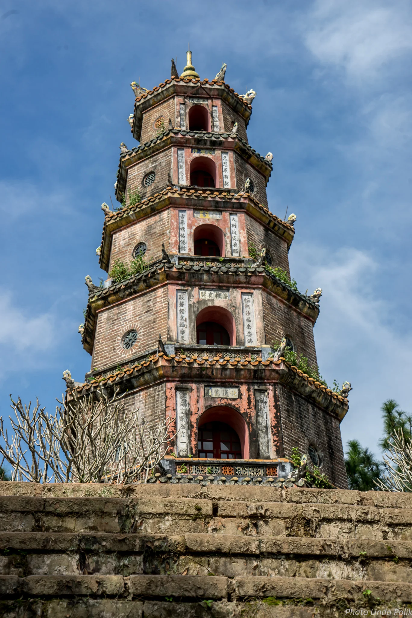 O Pagode da Donzela Celestial (vietnamese: Chùa Thiên Mụ ) é um monumento histórico da cidade de Huế no Vietnam. Sua estrutura icônica, de 7 andares é considerada como o símbolo não oficial da cidade.