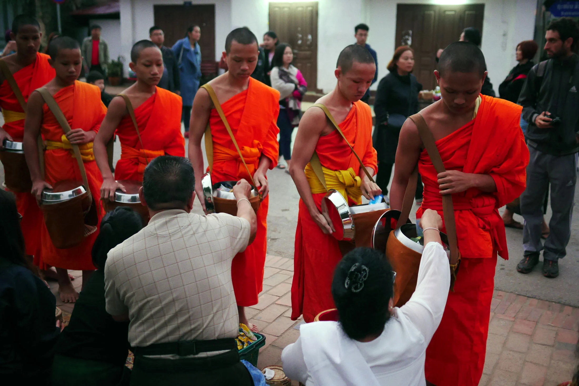 Conheça o Alms Giving (Cerimônia das Almas) no Laos