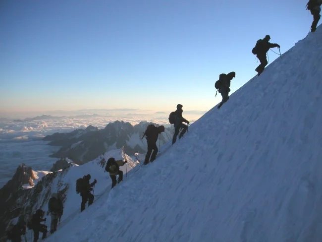 Alta temporada, fila na subida do Mont Blanc