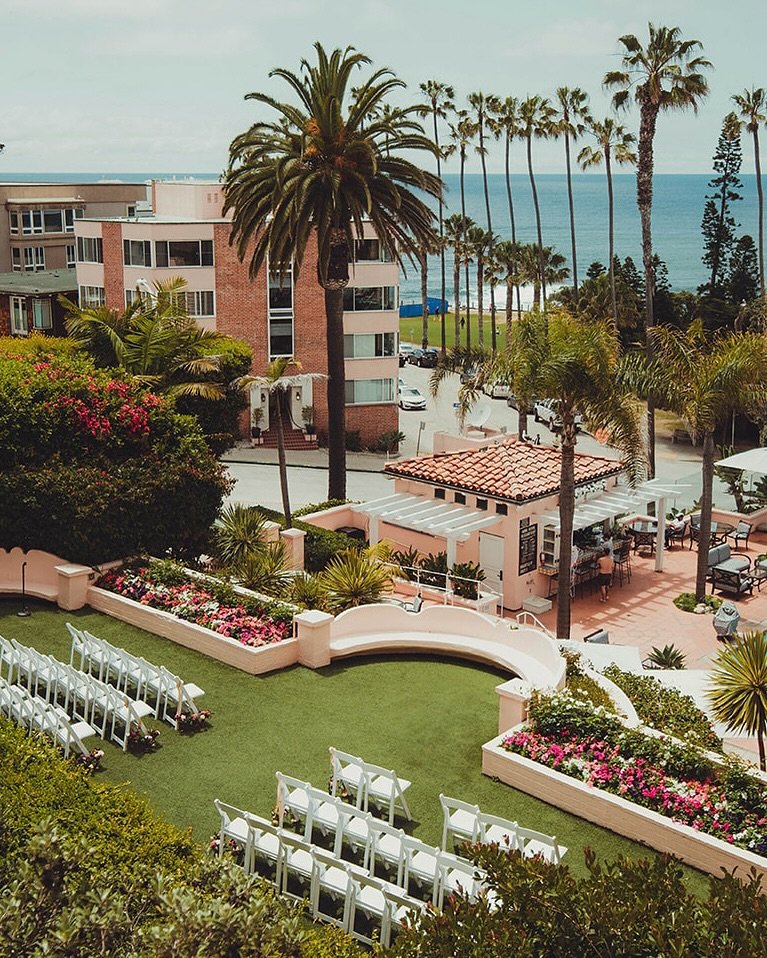 Still over here wishing I could capture this wedding all over again! Patiently waiting for the next couple to take me back here💞🙏
&bull;
&bull;
Venue/Catering: @lavalenciahotel 
Planning: @beach_girl_weddings 
Second Photo: @essential_photography__