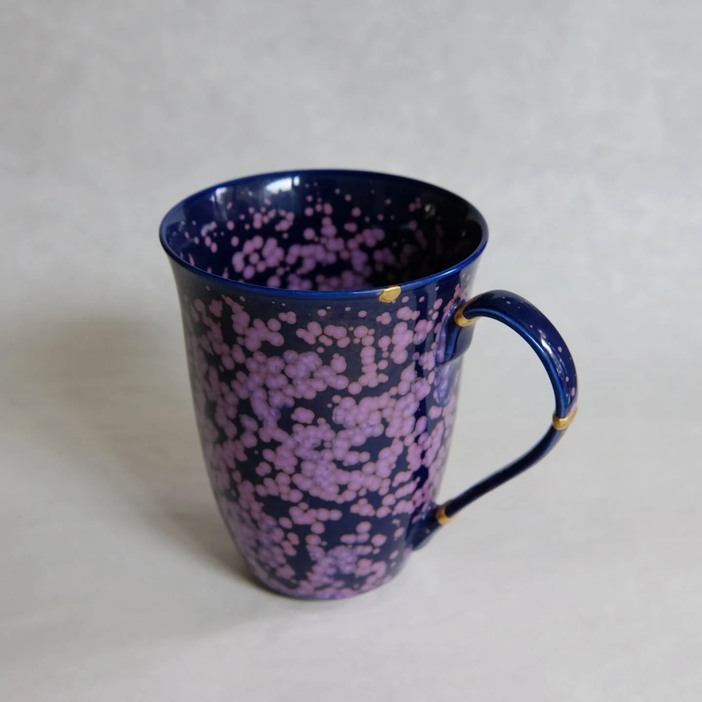 Mug Handle repaired✨️　this one had a dainty handle so there's an additional washi paper bandage underneath the layers of urushi and gold.

#urushi #kintsugi #gold #potteryrepair #studiolife