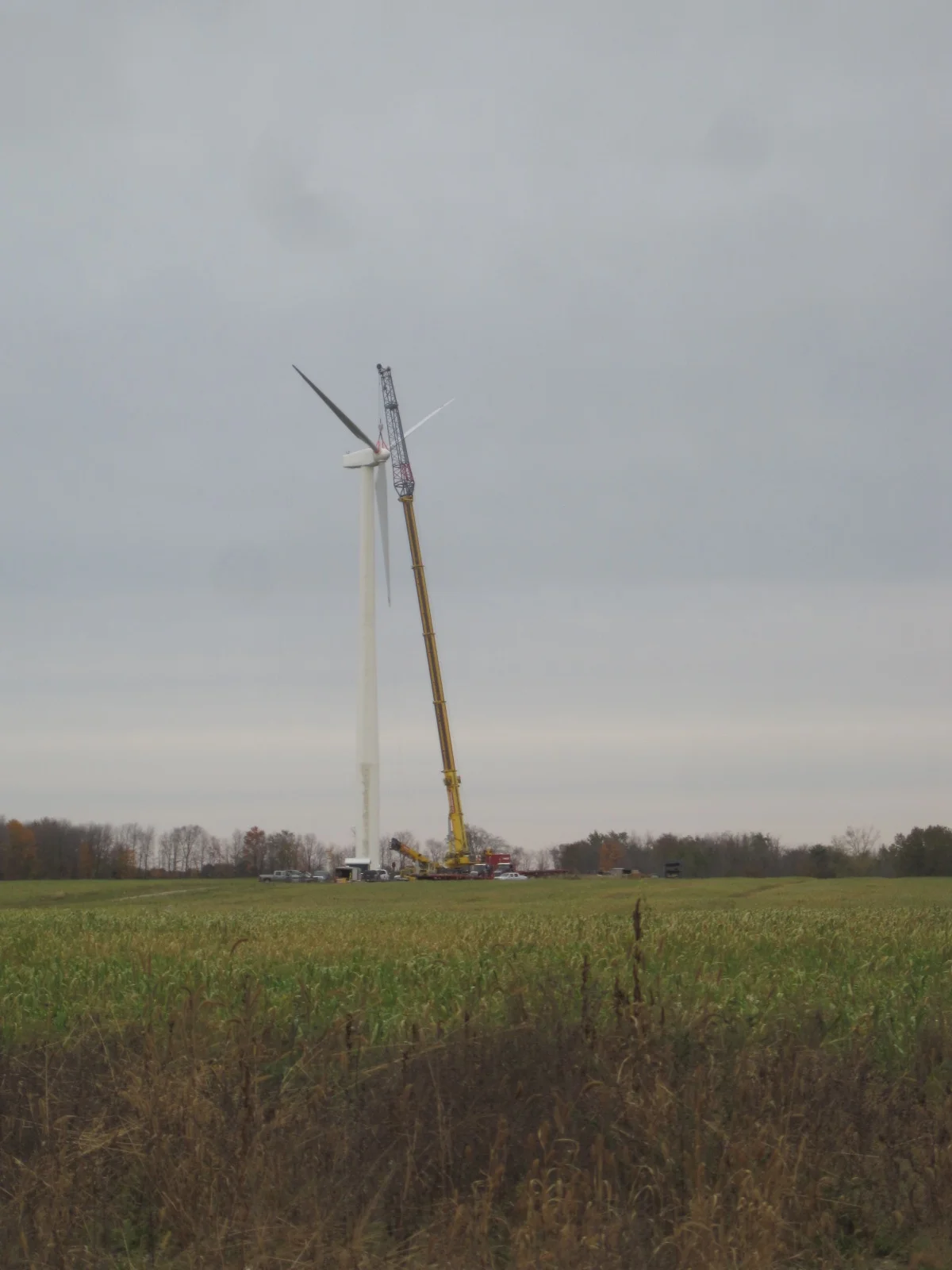 The Moorefield turbine hub and blades being installed, October 2016.
