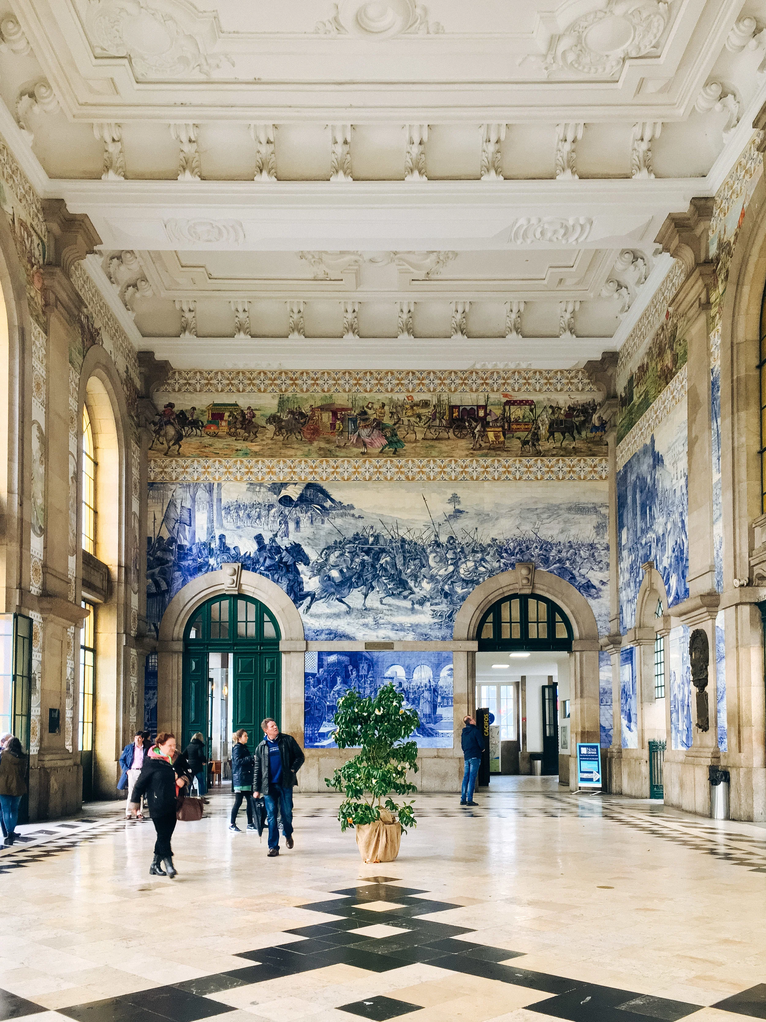 Entrance foyer at the São Bento station