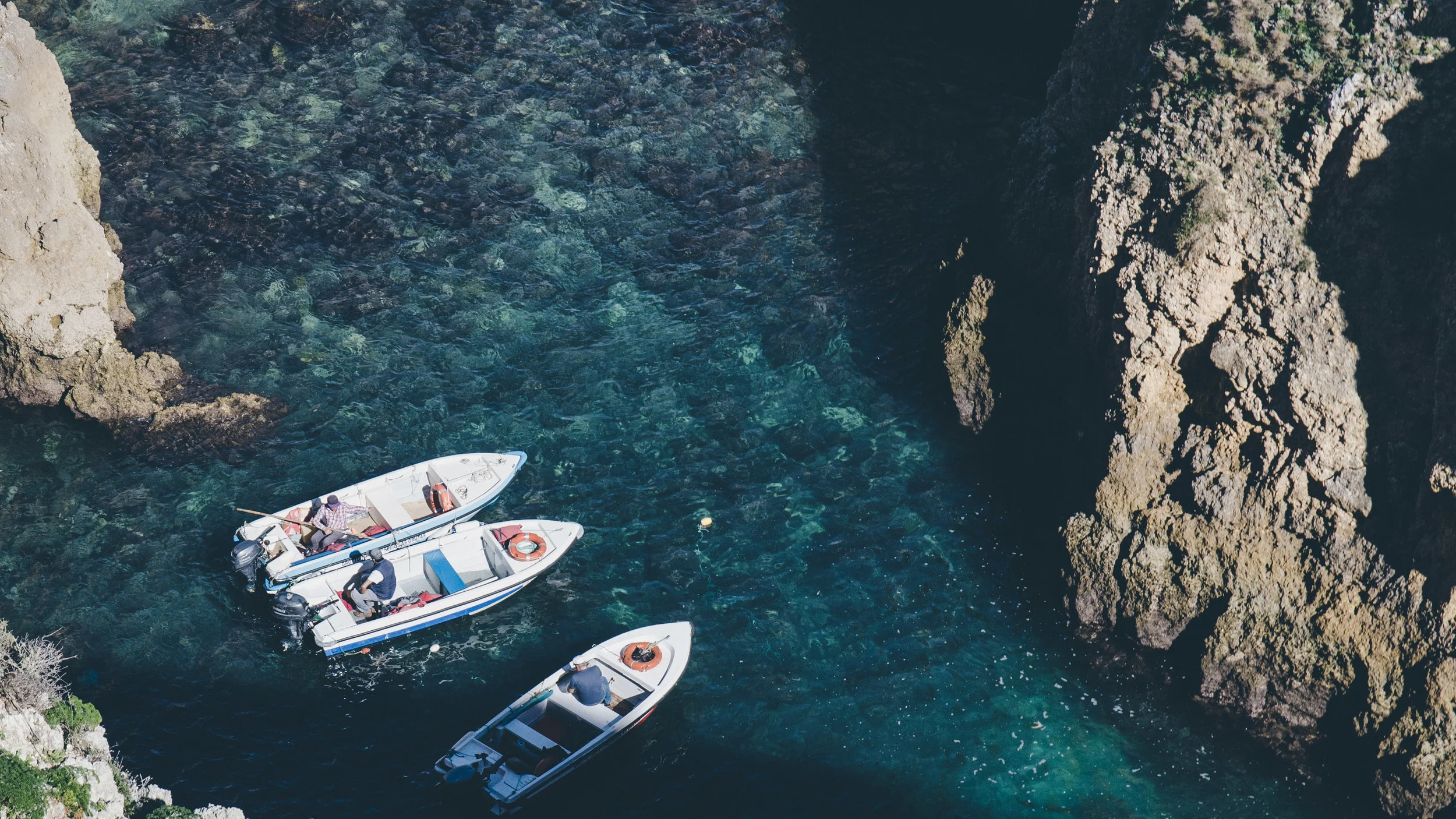 Fishermen with their boats at the bottom of Ponta da Piedade