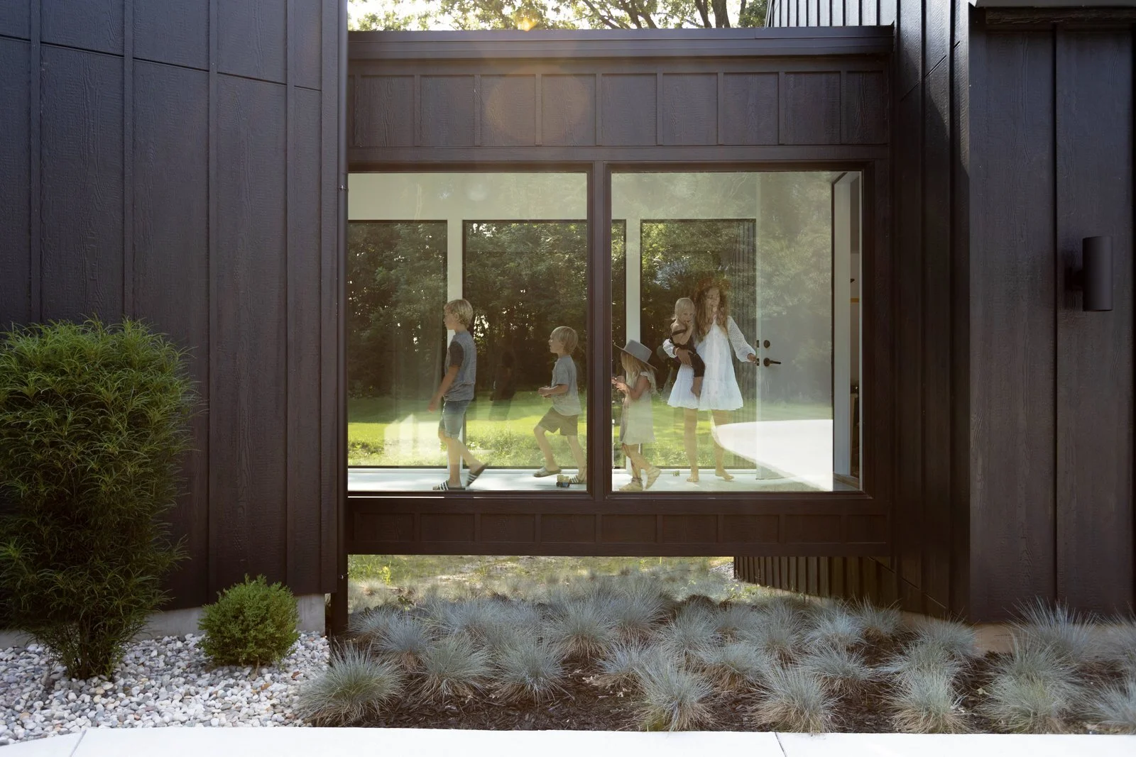a-small-breezeway-connects-the-garage-with-the-main-house-the-ground-is-dug-out-underneath-this-part-of-the-structure-to-give-the-appearance-of-it-effortlessly-floating-across.jpg