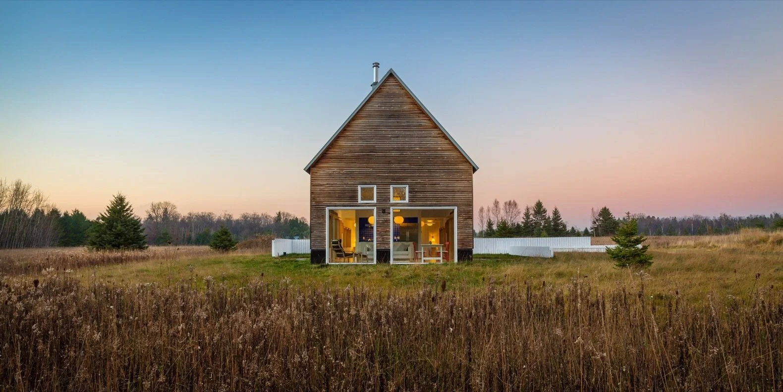 white-windows-and-trim-match-the-fences-and-provide-a-pop-of-contrast-against-the-natural-materials.jpg