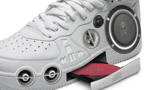 Welcome to Friday, Fellow Foot Aficionado’s
Beware of Geeks wearing lifts!
Have a great weekend!
Ivo and Shawn