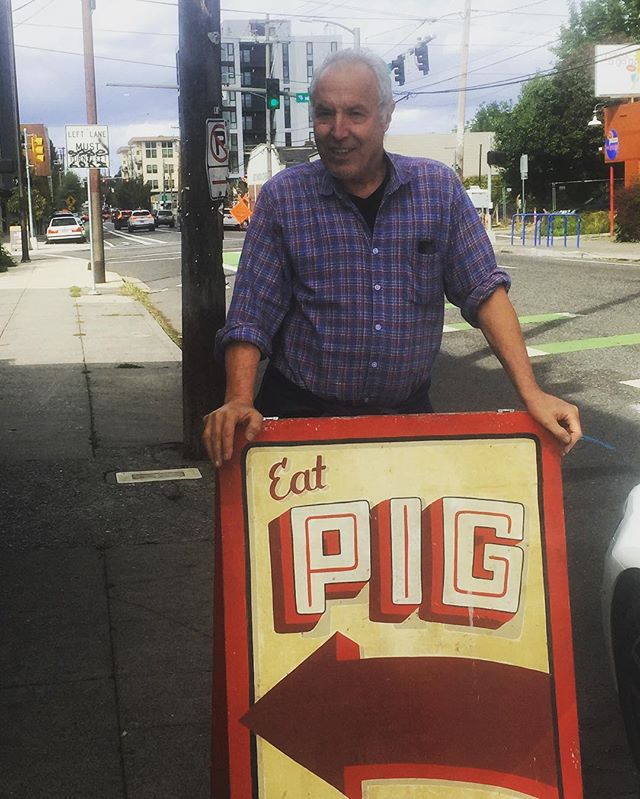 The king himself, with the proclamation of the day!!! #jodymaroni #jodymaronis #bbq #sausage #hotdogs #since1979 #veniceboardwalk #veniceblvdandthebeach #somelikeithaut #sausagekingdom #venicebeach #bestfoodinla #bestsausage