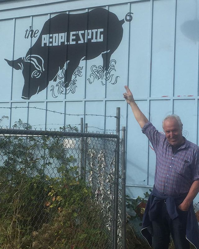 Jody in Portland, OR admiring a painting of a pig, proclaiming this is &ldquo;The People&rsquo;s Pig&rdquo;! #jodymaroni #jodymaronis #bbq #sausage #hotdogs #since1979 #veniceboardwalk #veniceblvdandthebeach #somelikeithaut #sausagekingdom #venicebea