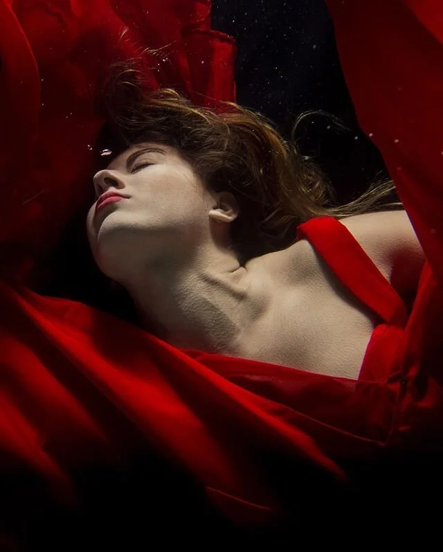 This might be one of my favorite frames from this set. I really like that artery just popping out. Kinda reminds me of a Michelangelo painting or sculpture. It emits a lot of strength. 
@andreamilanco .
.
.
.
.
#nikond800 #Uwportrait #portraitphotogr