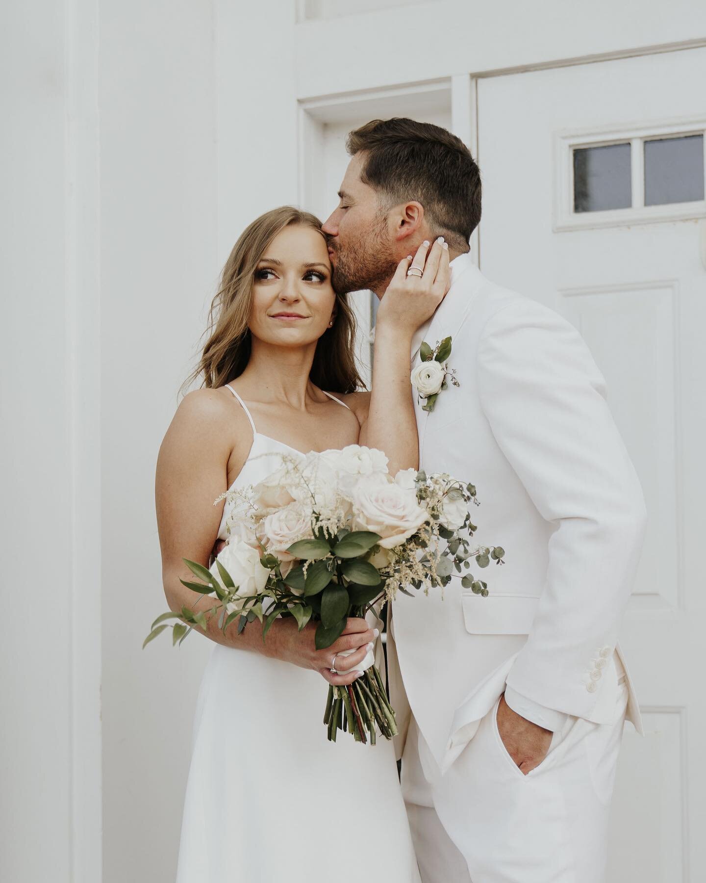 🤍 white backdrops
Photo: @marisaclaire.photo 
#whitewedding #whitesuit #whiteflowers #whitebouquet #weddingvenue