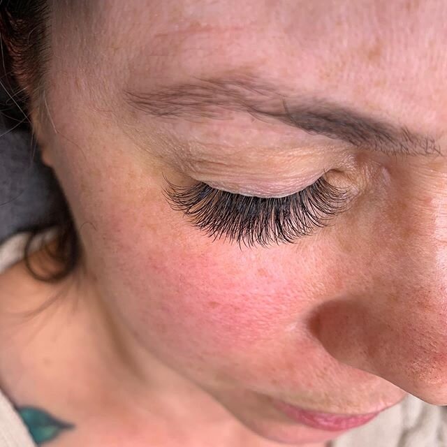To get volume or not... ➕immediate difference in density of your lashes regardless of how many naturals you have ➕tends to have better retention than classic lashes ➕perfect medium to try on some subtle drama without going straight to mega volume
➕co
