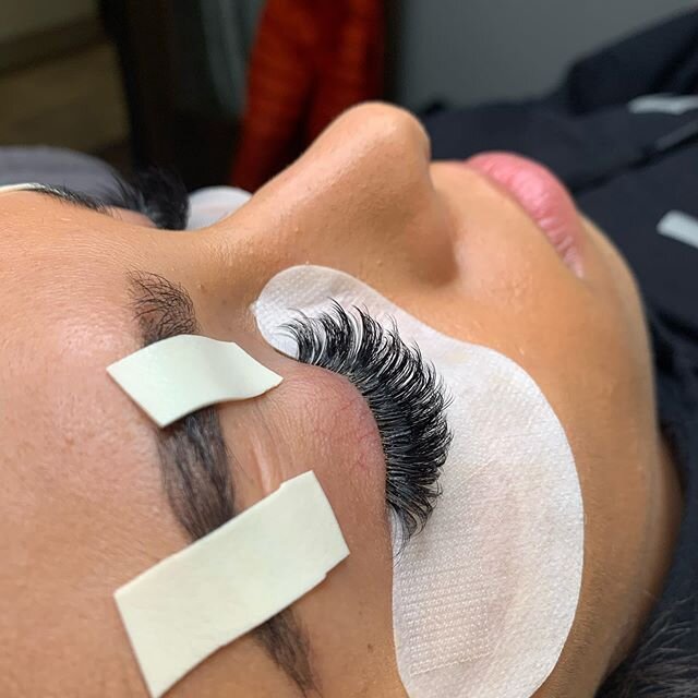 [[in progress]] Ever wondered why all the tape?! It&rsquo;s probably the most time consuming but crucial step in the whole lashing session..
This tucks those lower lashes away from getting any unintentional stickies and helps to reveal all the new la