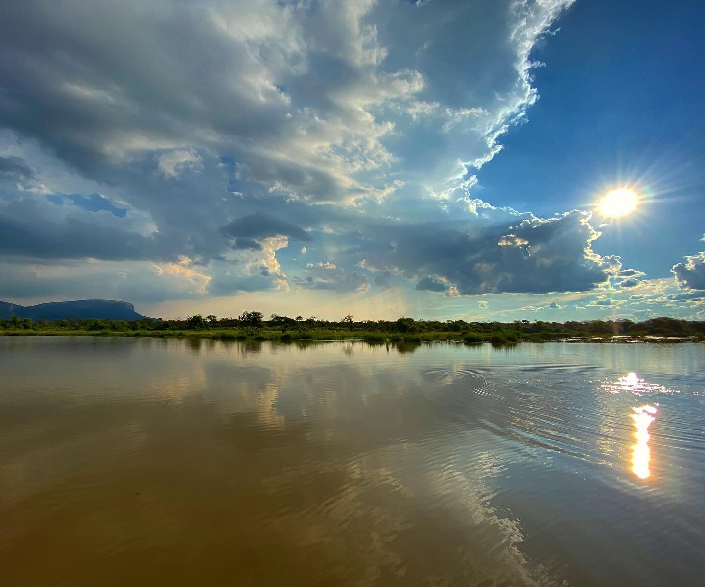 Marataba scenery - South Africa
@maratabaluxurylodges #southafrica #afriquedusud #water #eau #sun #soleil #nuages #clouds #cloudporn #scenery #mountains #montagne #landscape #safari #luxurysafari #landscapephotography #paysage #landscapelovers #lands