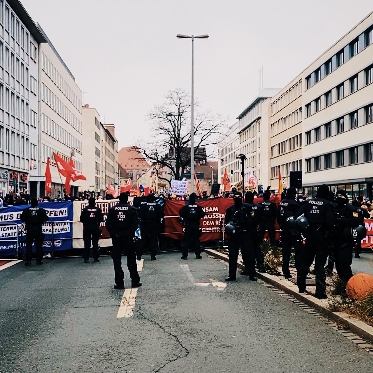 Demotag heute in N&uuml;rnberg. Erst Querdenker Szene dann AFD und zum Abschluss Antifa. 10km Fu&szlig;marsch, kalt war&rsquo;s aber spannend
#bavaria #live #n&uuml;rnberg #corona #liveu #onair #work #demo #querdenker #antifa #nbg1912 #kameramann #ne